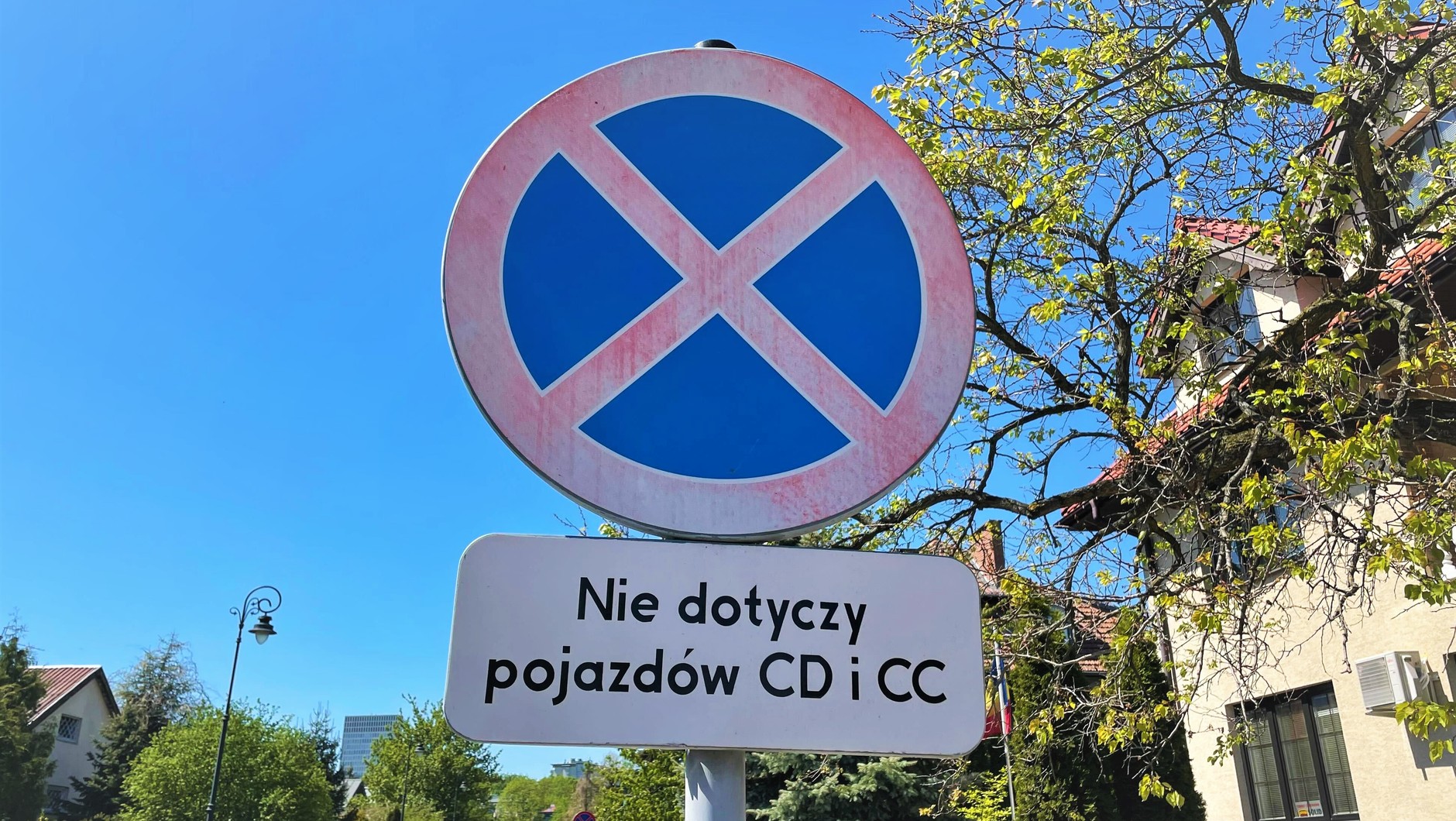Zakaz parkowania z wyłączeniem pojazdów CD i CC