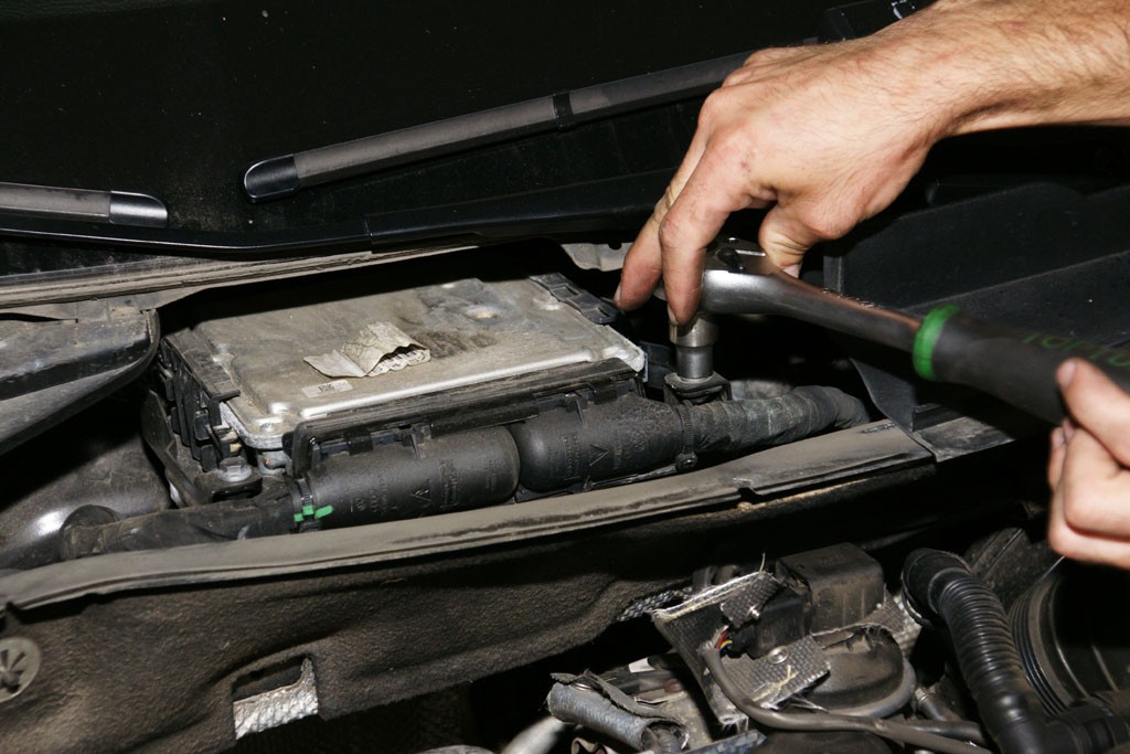 Jak dobrać się do zabezpieczonego sterownika silnika?