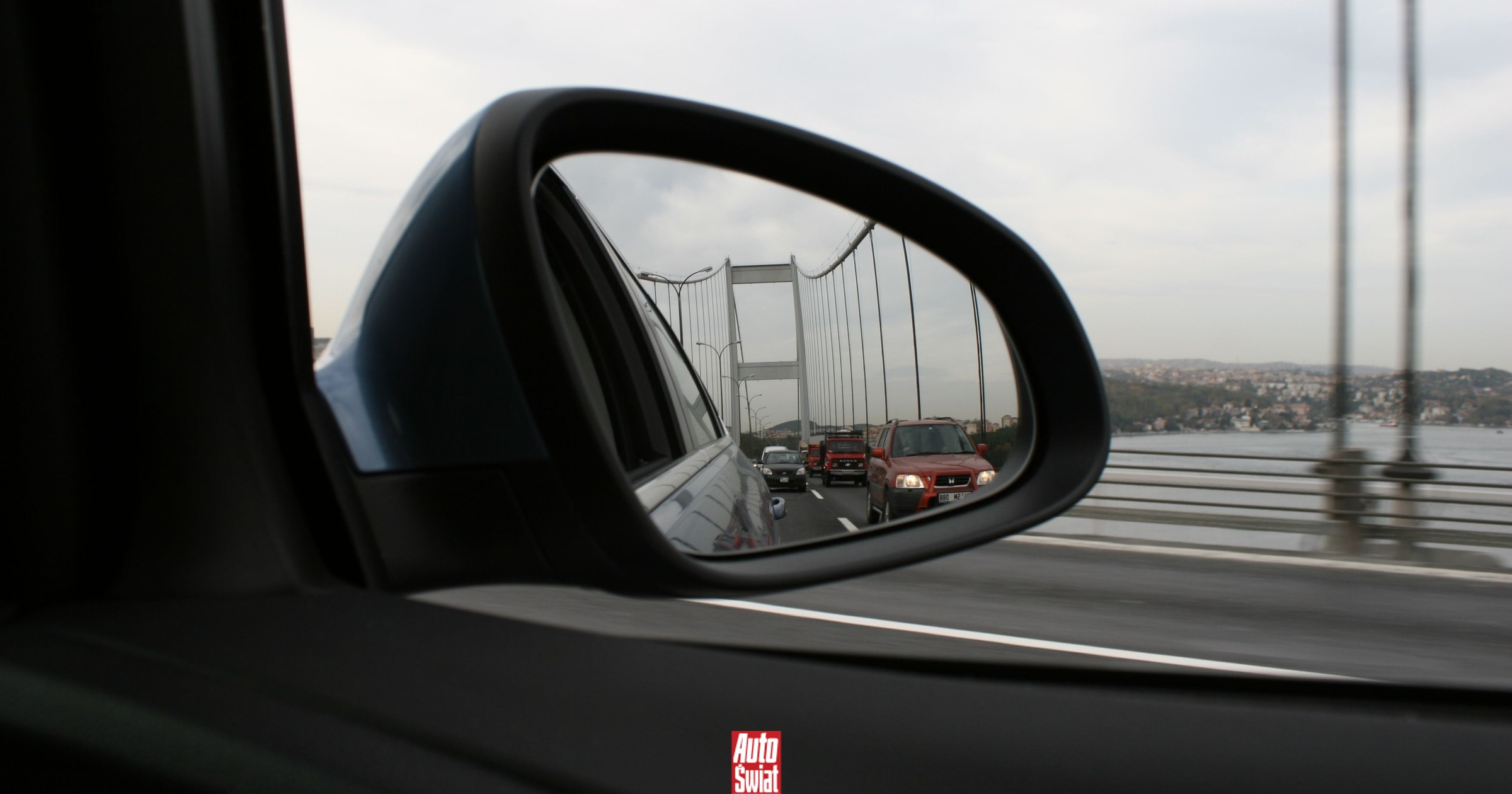 W długi weekend ten widok w lusterku prawie na pewno oznacza mandat do 5 tys. zł. Policja ma nową broń