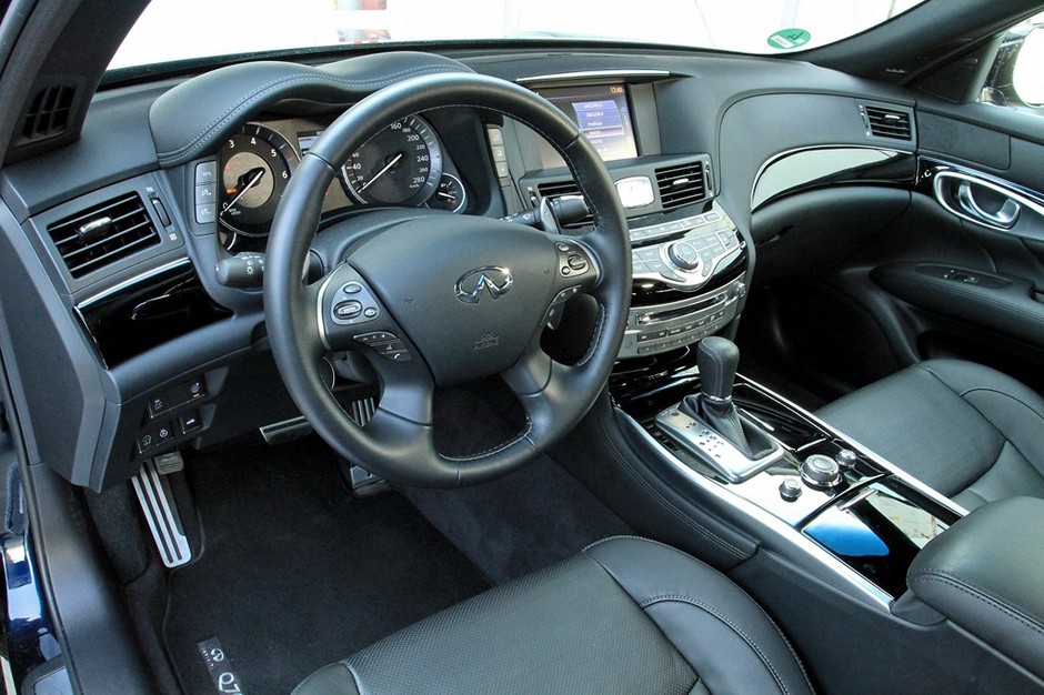 Infiniti Q70