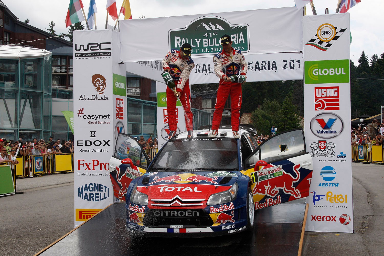 Citroën Total WRT taranuje konkurentów (galeria Rallyworld©Willy Weyens)