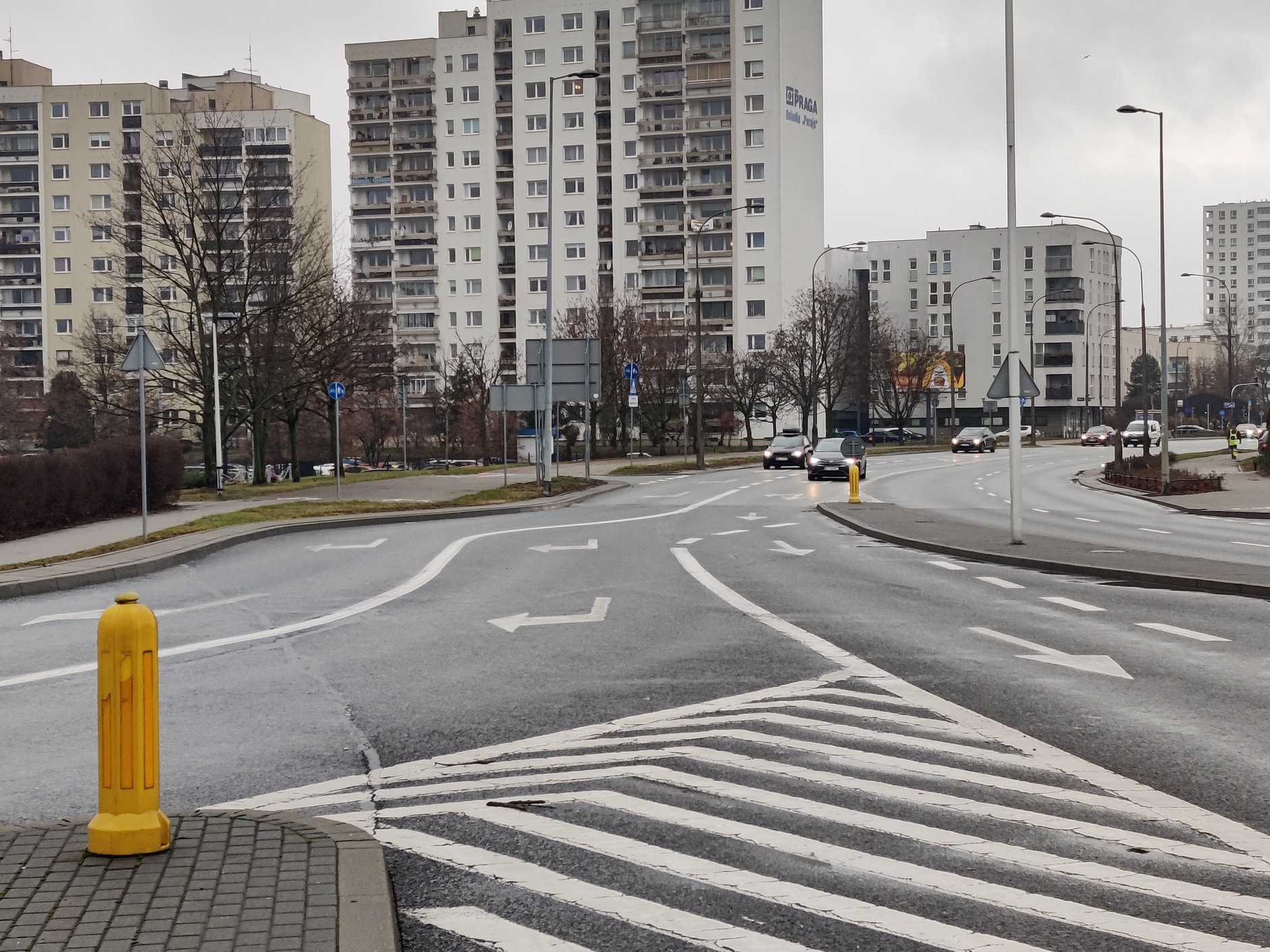 Specyficzne oznakowanie poziome na skrzyżowaniu w Warszawie