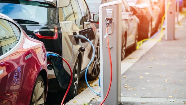 Pojazdy elektryczne coraz popularniejsze. Tylko czy są bezpieczne dla zdrowia? Jest odpowiedź Ministerstwa Zdrowia