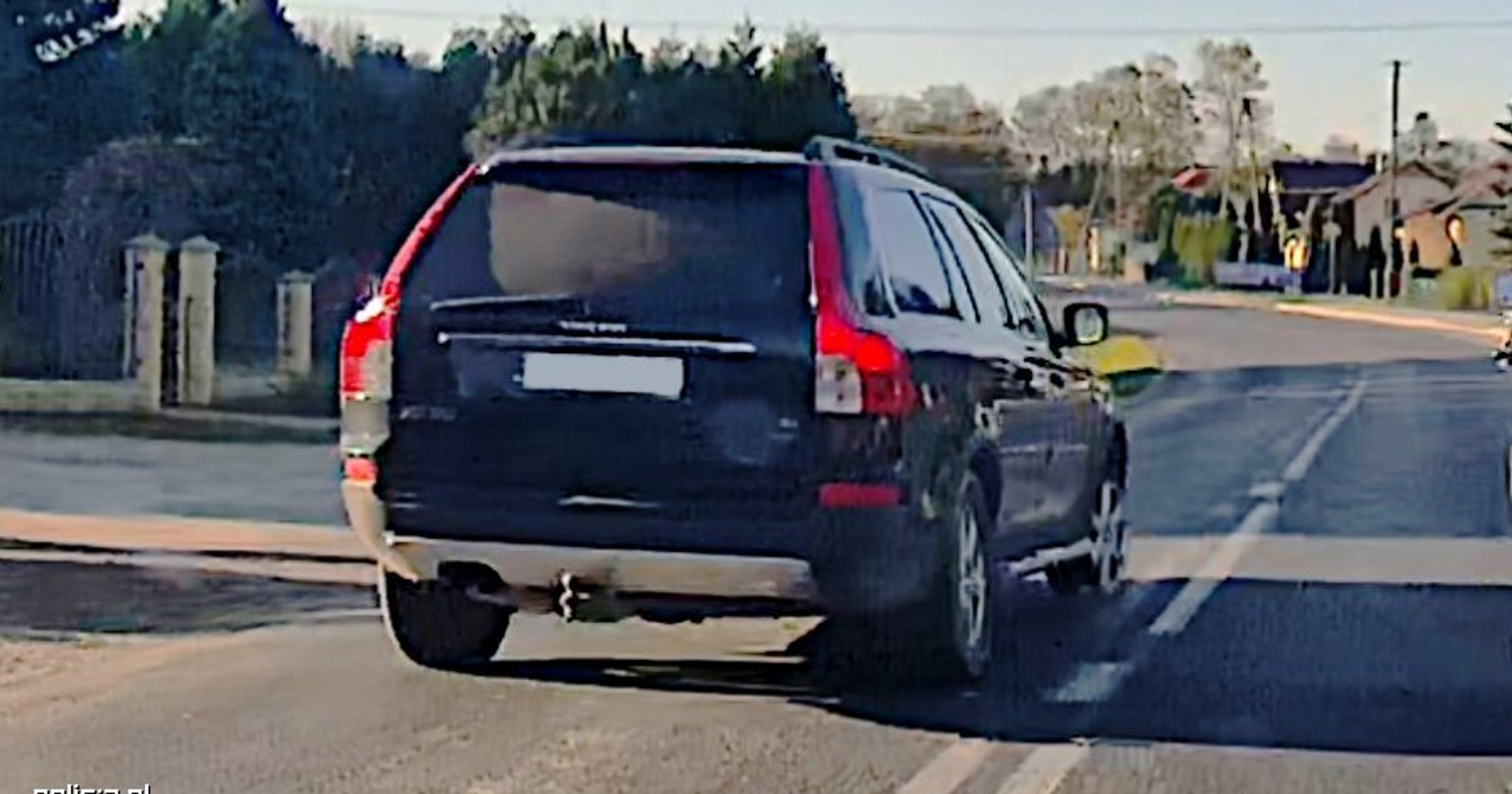 Jechała pijana z synem w aucie bez przedniej opony