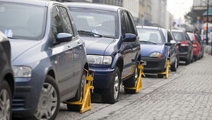 Warto wozić miarkę w samochodzie. Tak unika się mandatu za parkowanie