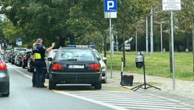 Kontrola starego samochodu wjeżdżającego do SCT w Warszawie