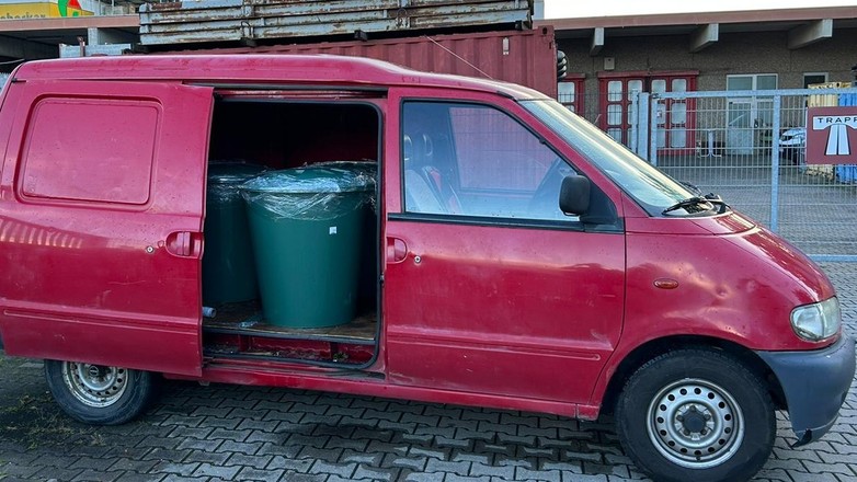 Kierowca Nissana Vanette zatankował do beczek ponad 500 l paliwa