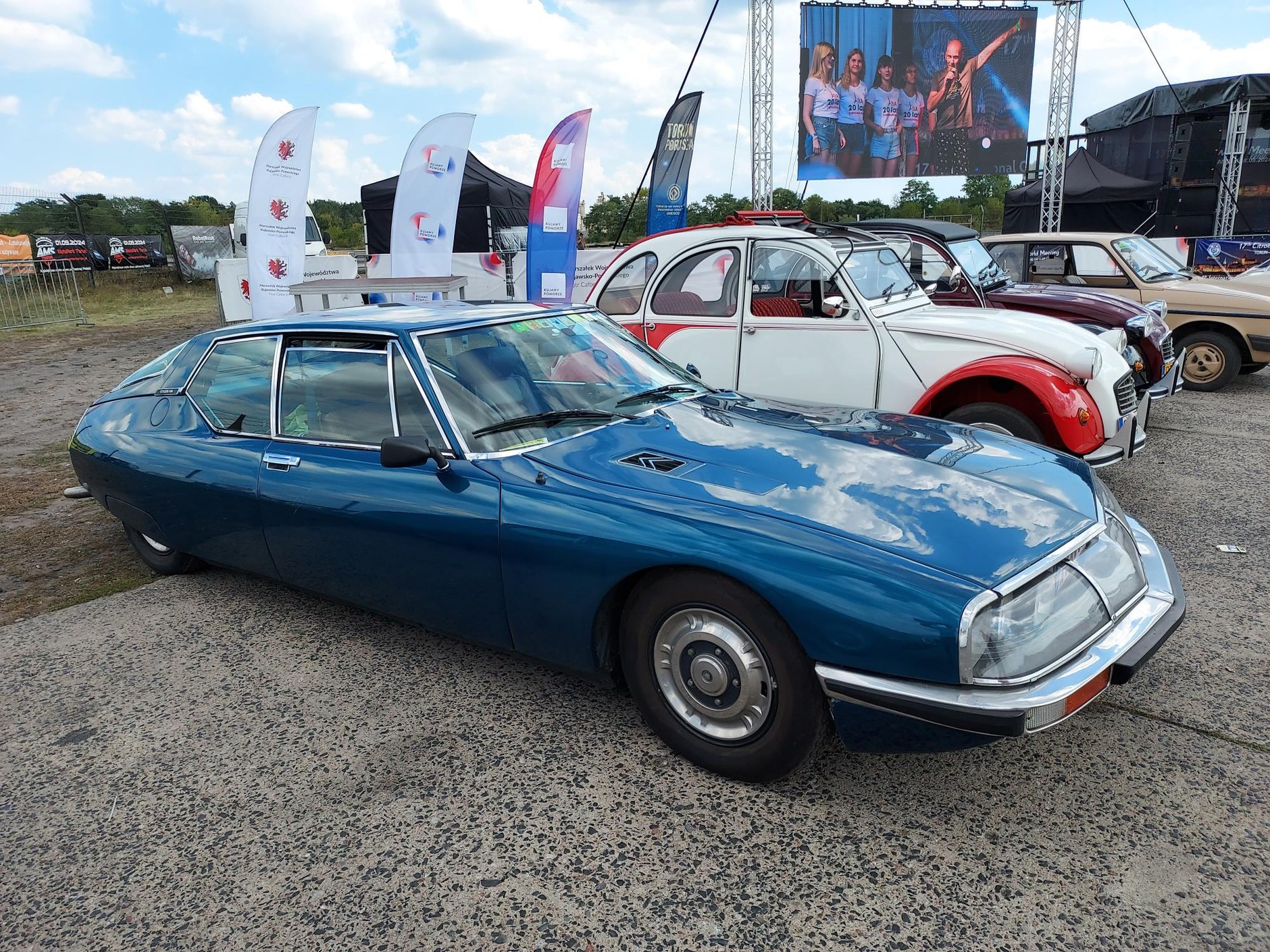Zlot Citroenów w Toruniu. Model SM z silnikiem Maserati