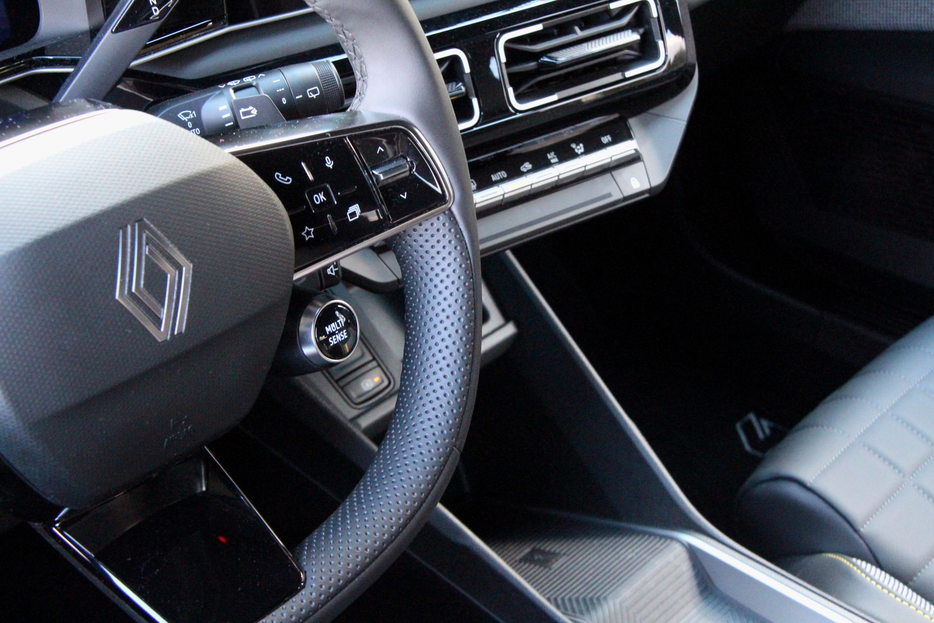 Renault 4 E-Tech Iconic