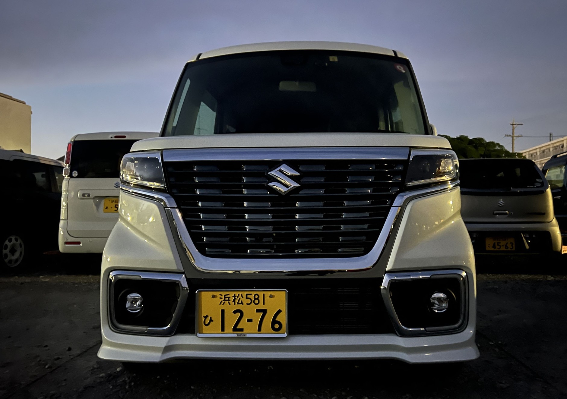 Suzuki Spacia II Custom to przedstawiciel kei carów. Mierzy 339,5 cm długości, 147,5 cm szerokości oraz 178,5 cm wysokości. Silnik najmocniejszej wersji ma turbodoładowanie, 658 cm sześc. i 64 KM