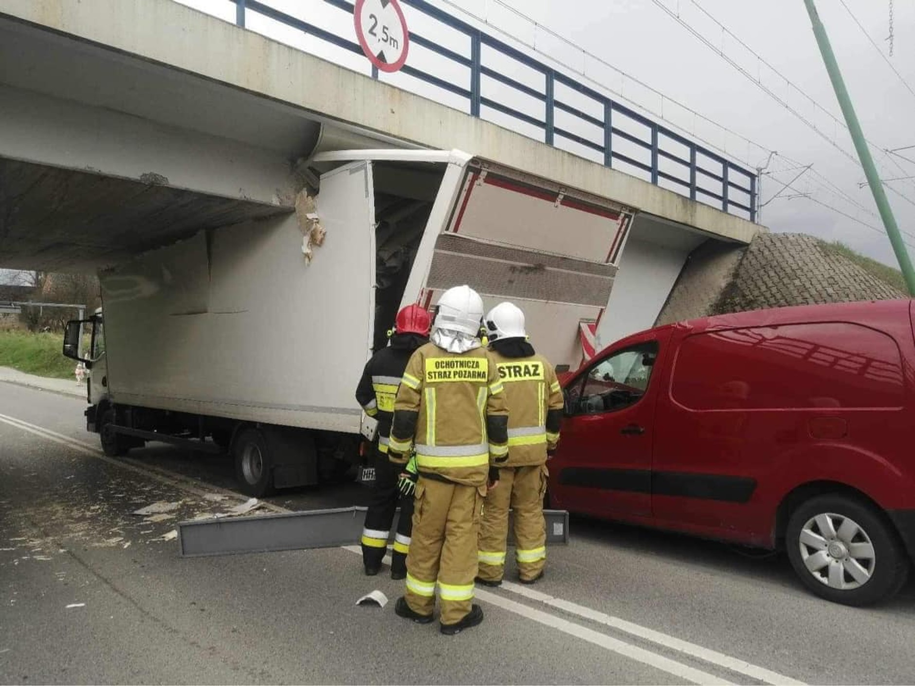 Ciężarówka wjechała pod wiadukt i już spod niego nie wyjechała