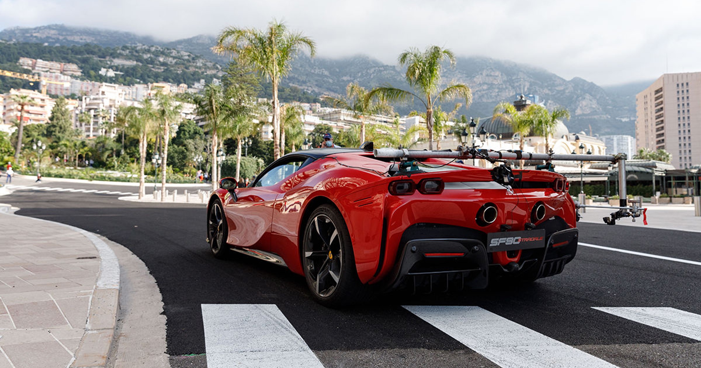 Charles Leclerc w Ferrari SF90 Stradale