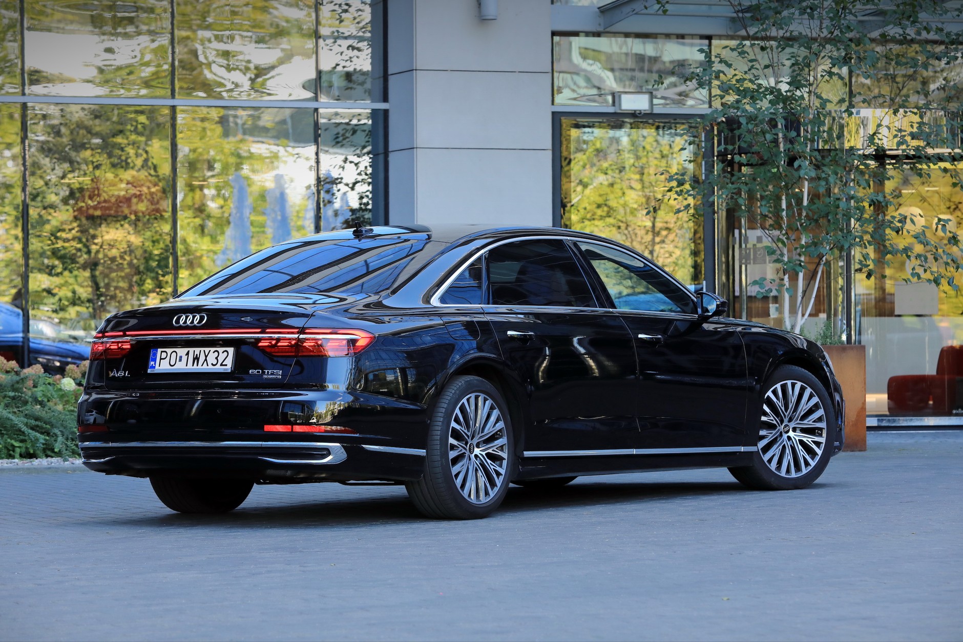Audi A8 L 60 TFSI (2022 r.; D5)