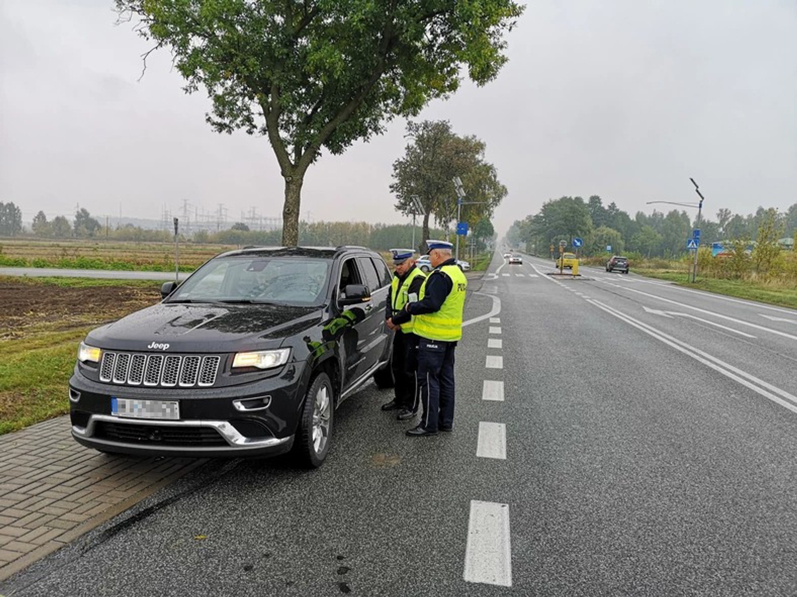 Policjanci co roku ujawniają kilkanaście tysięcy przypadków prowadzenia auta mimo sądowego zakazu. Teraz w takich przypadkach automatycznie orzekany będzie dożywotni zakaz prowadzenia pojazdów, ale na tym wcale konsekwencje się nie kończą.