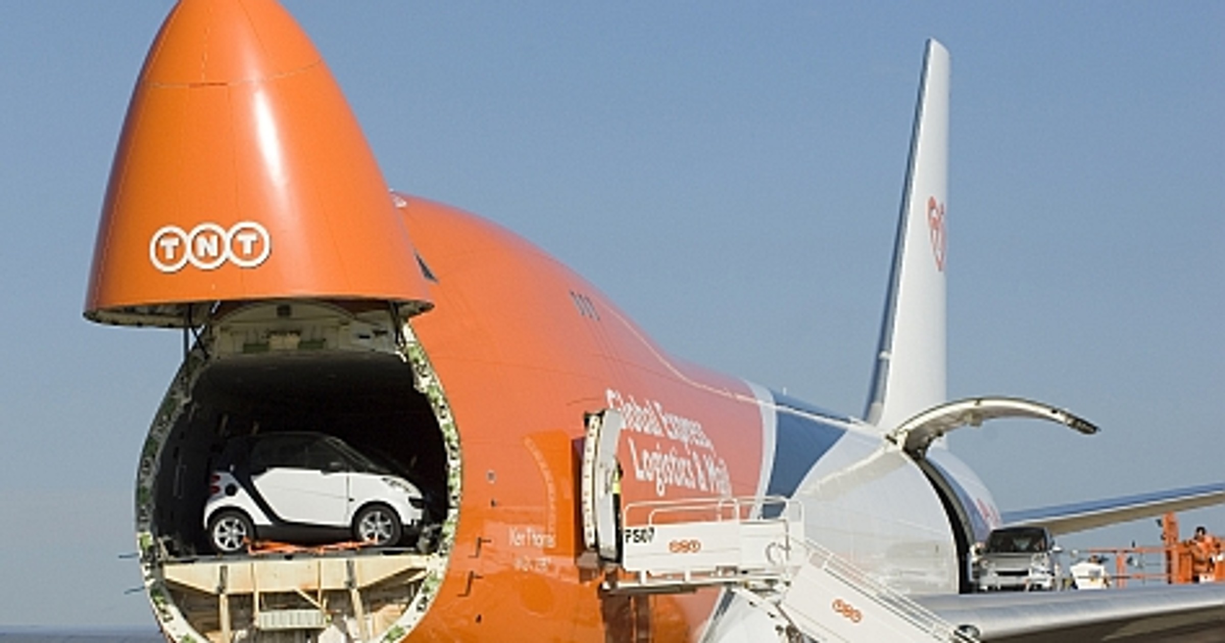 30 smartów i jeden Boeing 747 TNT:  rekord Guinnessa pobity!