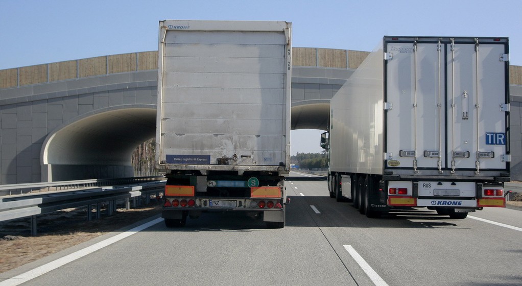 Kiedy zobaczysz dwa długo wyprzedzające się TIR-y, trzymaj się od nich z daleka, zanim manewr wyprzedzania nie zostanie zakończony.