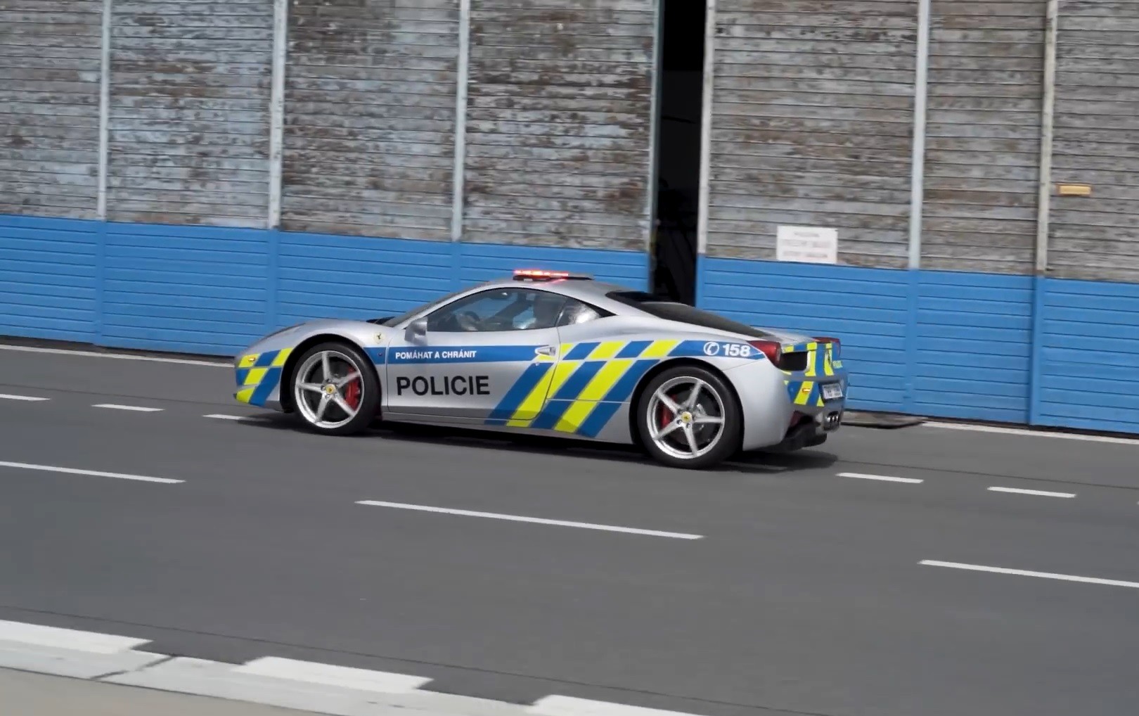 "Typowy" czeski radiowóz podczas patrolowania ulic