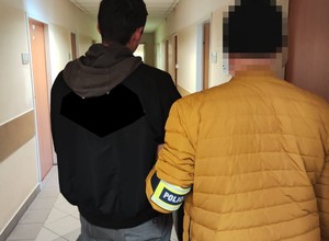 Podczas kontroli gwałtownie ruszył. Policjant znalazł się na masce [WIDEO]