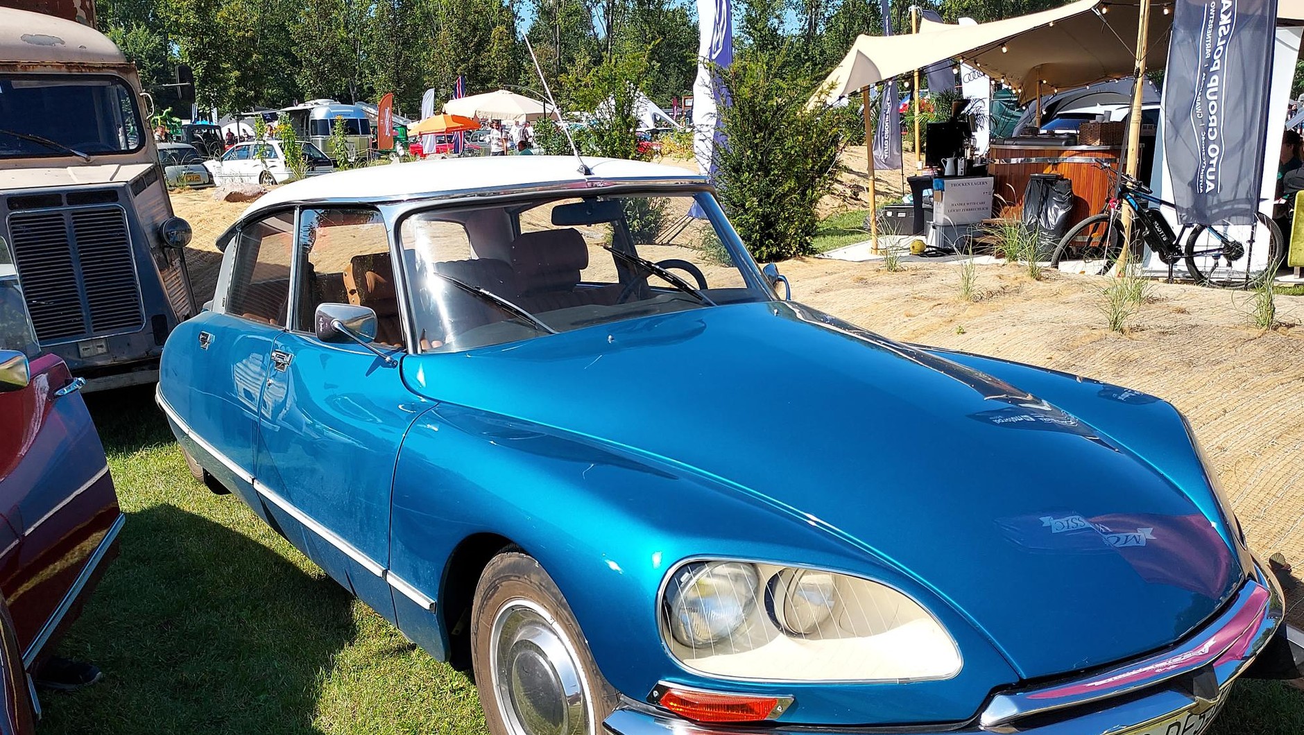 Klasyczne pojazdy na zamku Topacz 2024. Citroen DS