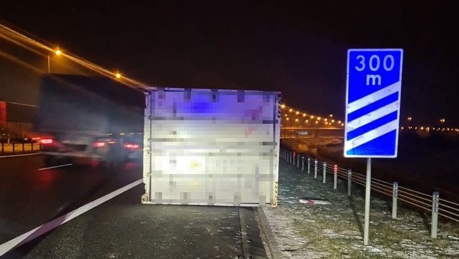 Zgubiony kontener na autostradzie A1 w okolicach Grudziądza; grudzień 2023 r.