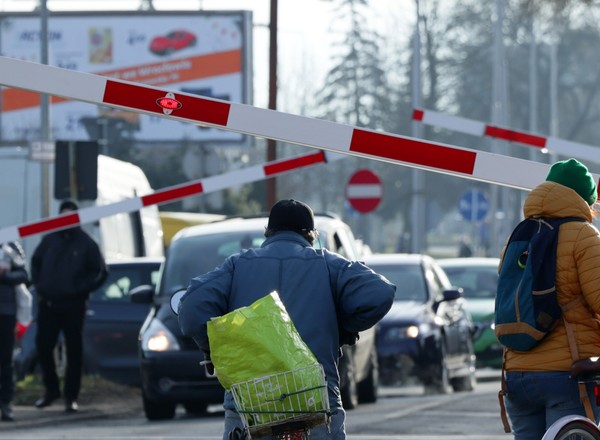 Przeszedł pod szlabanem, widzieli to policjanci. Zapłaci gigantyczny mandat