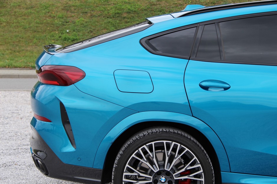 BMW X6 M60i