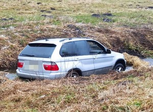 Wjechał do rowu i utknął. Okazało się, że miał ponad trzy promile