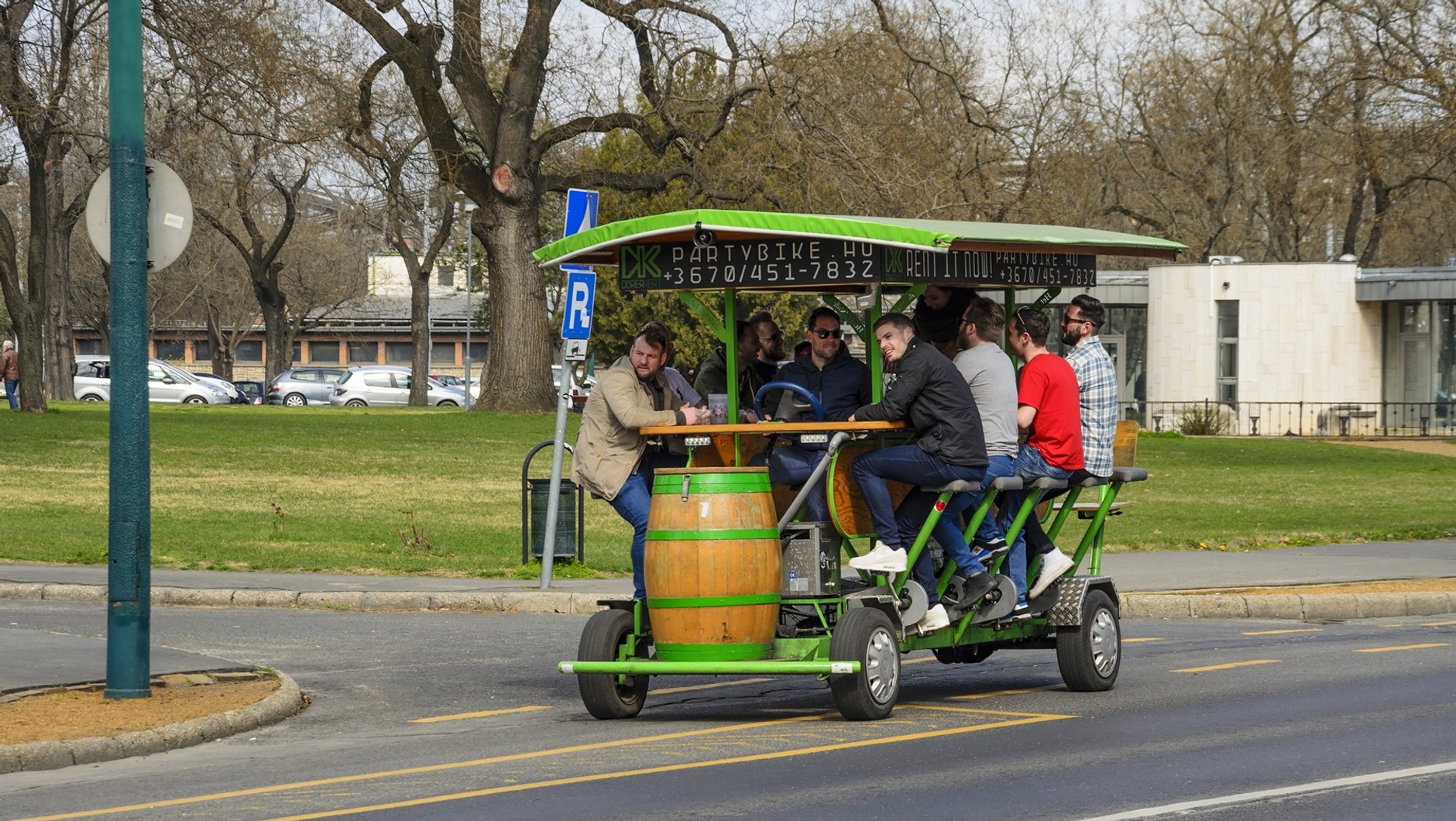 Beerbike na ulicy w mieście (tutaj w Budapeszcie na Węgrzech)