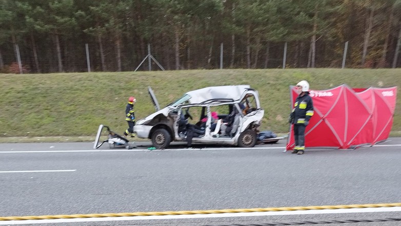 Zniszczony samochód po wypadku na autostradzie A4