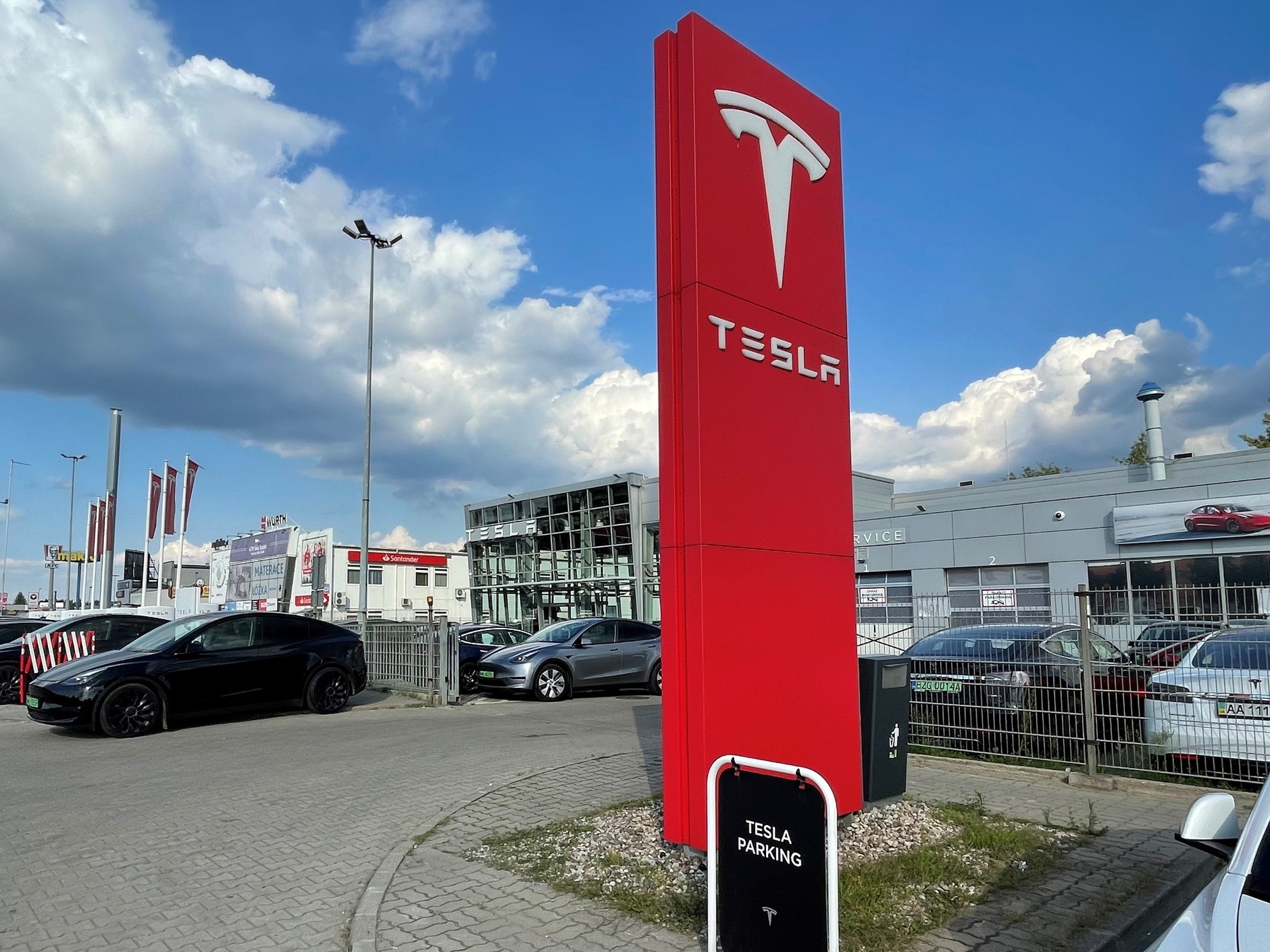 Salon ("punkt odbioru") Tesli przy ul. Radzymińskiej w Ząbkach