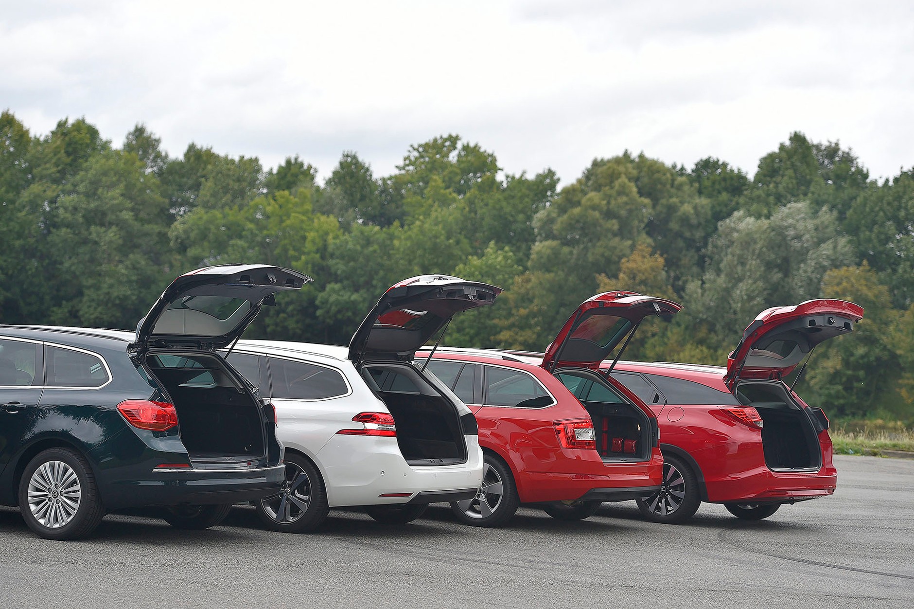 Opel Astra kontra Skoda Octavia, Peugeot 308 SW i Honda Civic - które duże kombi z małym dieslem będzie lepszym wyborem?