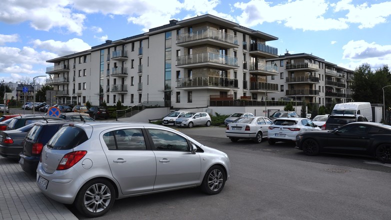 Parking przez 20 lat był darmowy. Teraz krakowski TBS chce 90 zł miesięcznie za parkowanie (zdj. poglądowe)