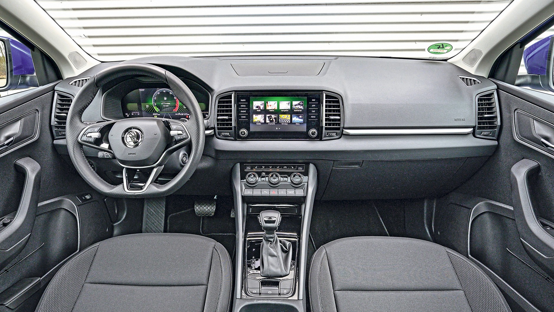 Skoda Karoq jest łatwiejsza w obsłudze — nie brakuje tu praktycznych fizycznych przycisków