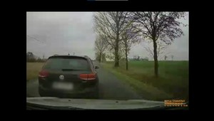 Złośliwie zahamował innemu kierowcy przed maską. Zdziwił się po wezwaniu policji [WIDEO]