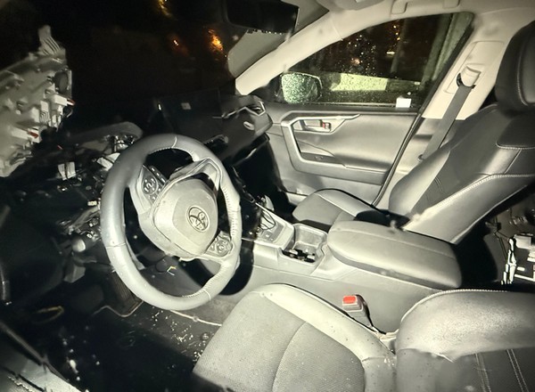 Złodziej chciał ukraść Toyotę mojego kolegi. Nie dał rady, ale zostawił pamiątkę. Opowiem wam, co na to policja