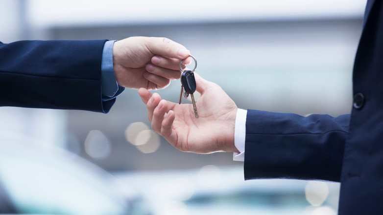 Sprzedaż samochodu, salon samochodowy