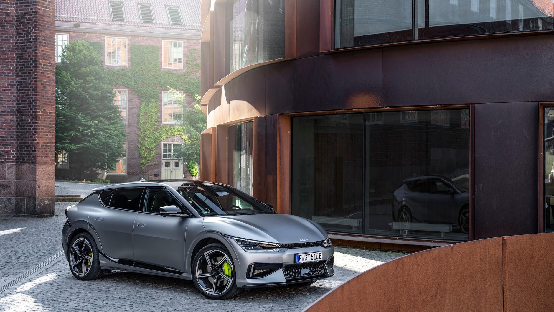 Standardowo wersja GT porusza się na 21-calowych alufelgach z oponami Michelin Pilot Sport 4S – ten zestaw zaprojektowano specjalnie do tej wersji EV6