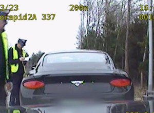Pędził Bentleyem niemal 250 km na godz. Nieoznakowany radiowóz szybko go dogonił [WIDEO]