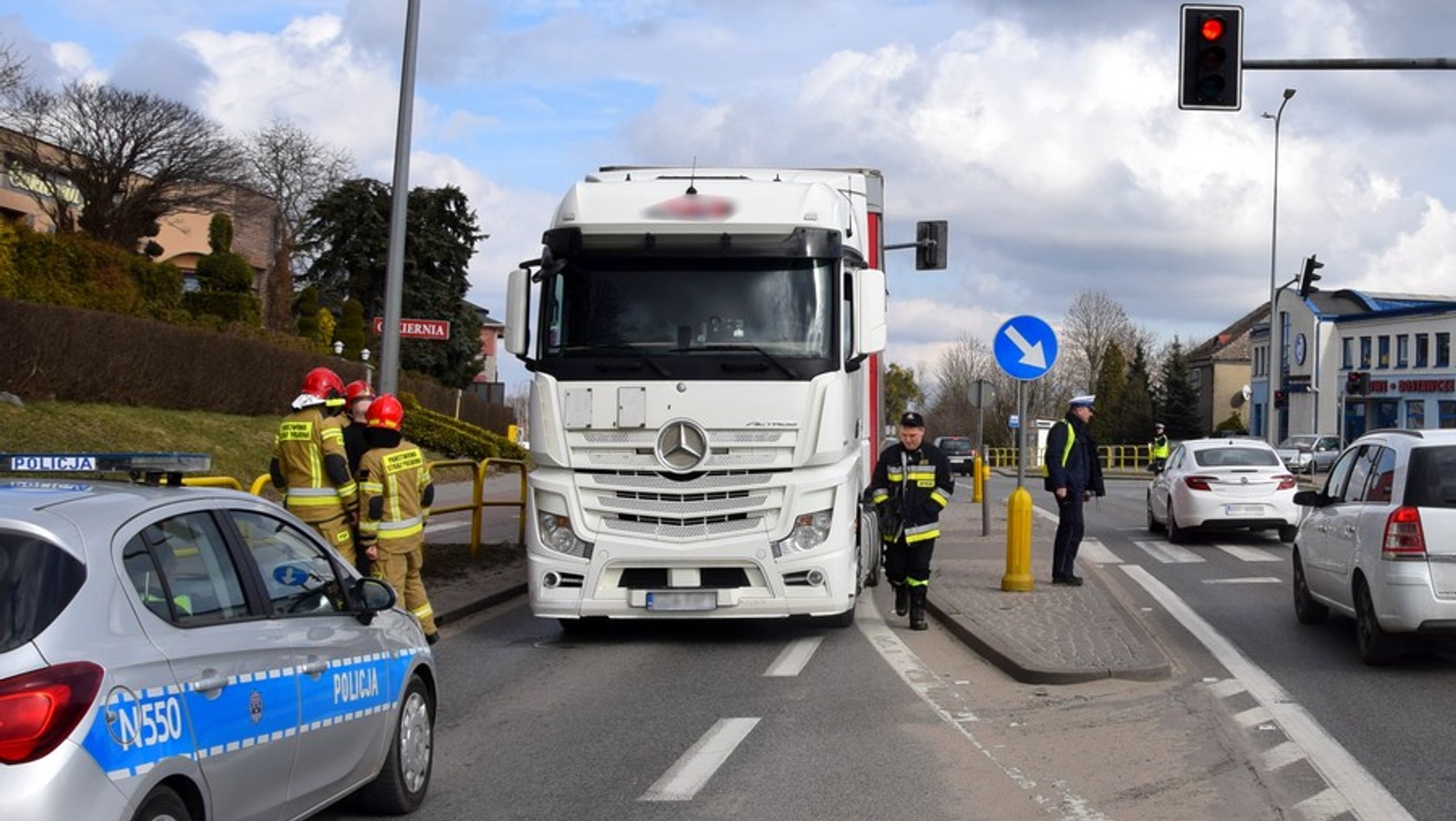 Służby podczas działań ratunkowych na DK22