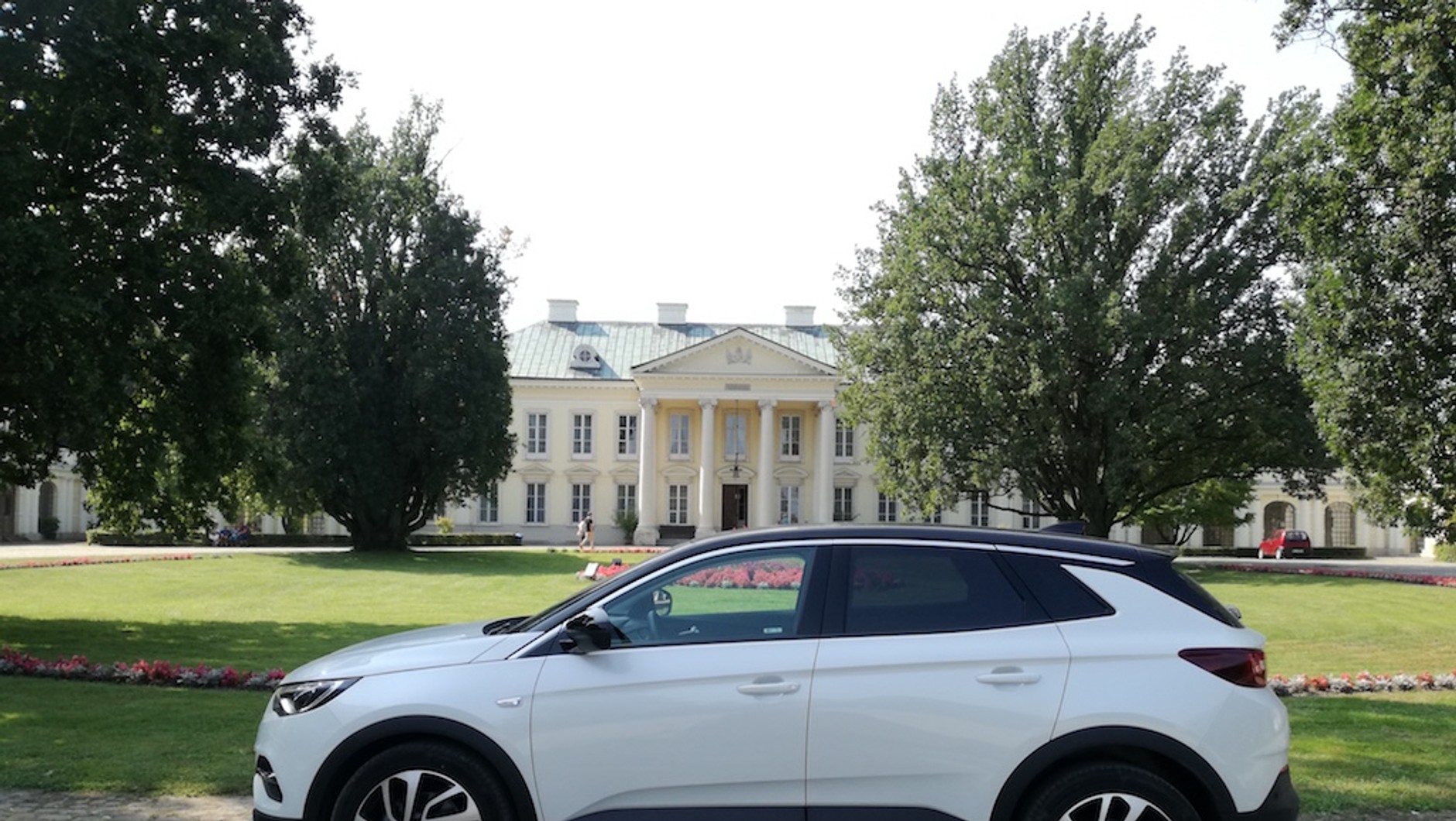 Grandland X przed pałacem w Walewicach