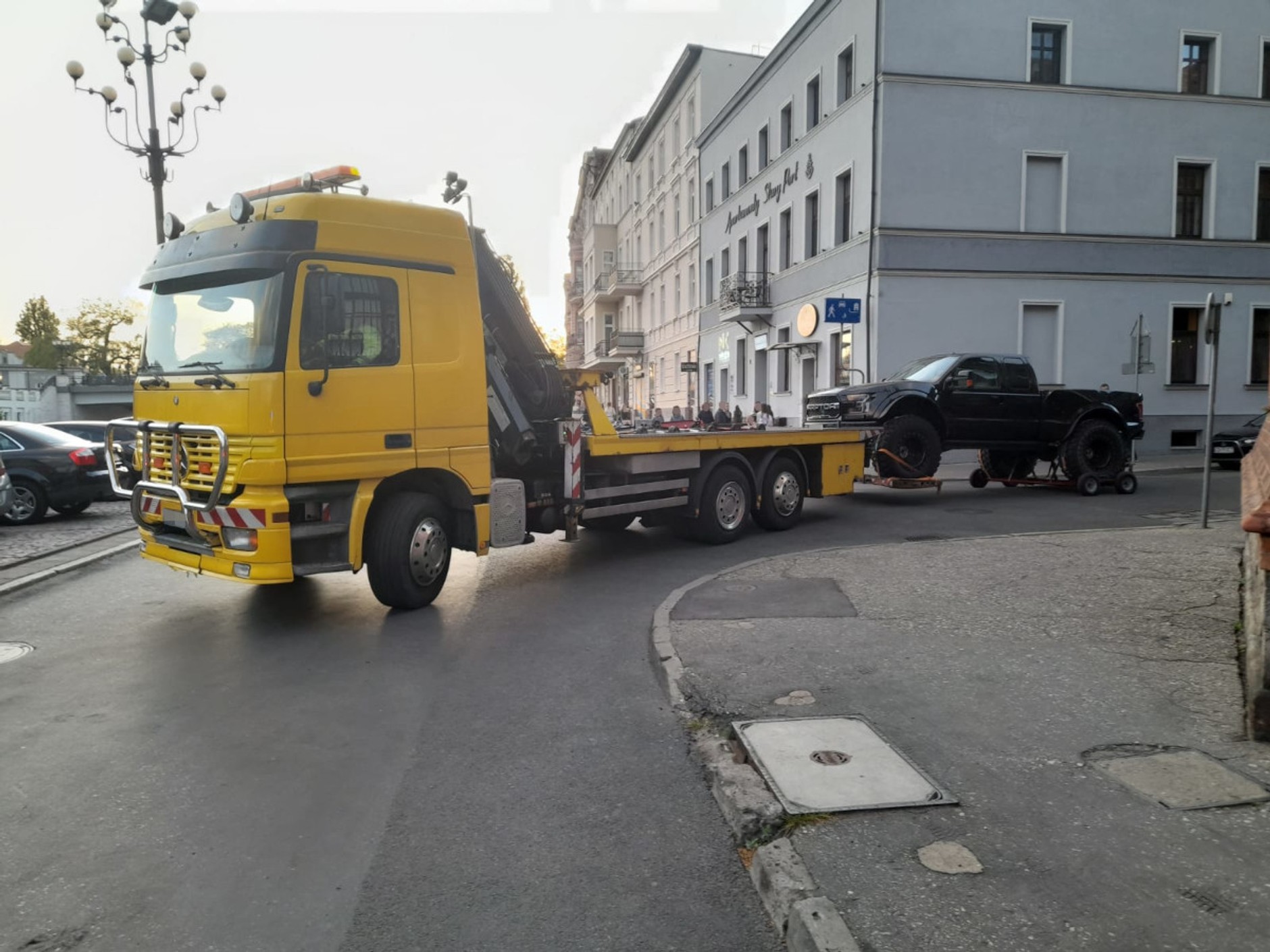 Trzy godziny straż miejska odholowywała pickupa. Lawety okazały się za wąskie