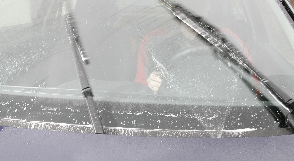 Spryskiwacz szyby to podstawa - nie wolno jeździć wycieraczkami po szybie na sucho.