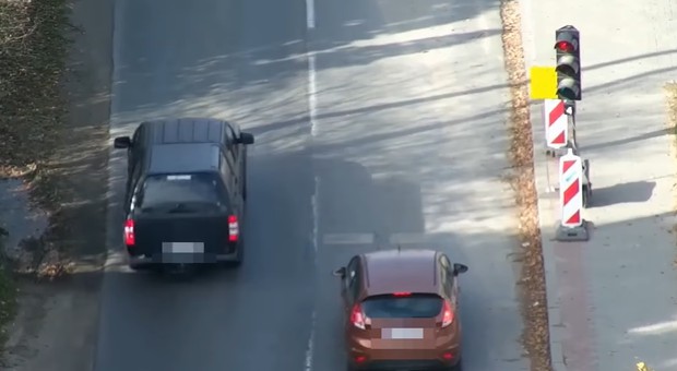 Policyjny dron nad mostem uchwycił "cwaniactwo" kierowców. Efekt? 44 mandaty