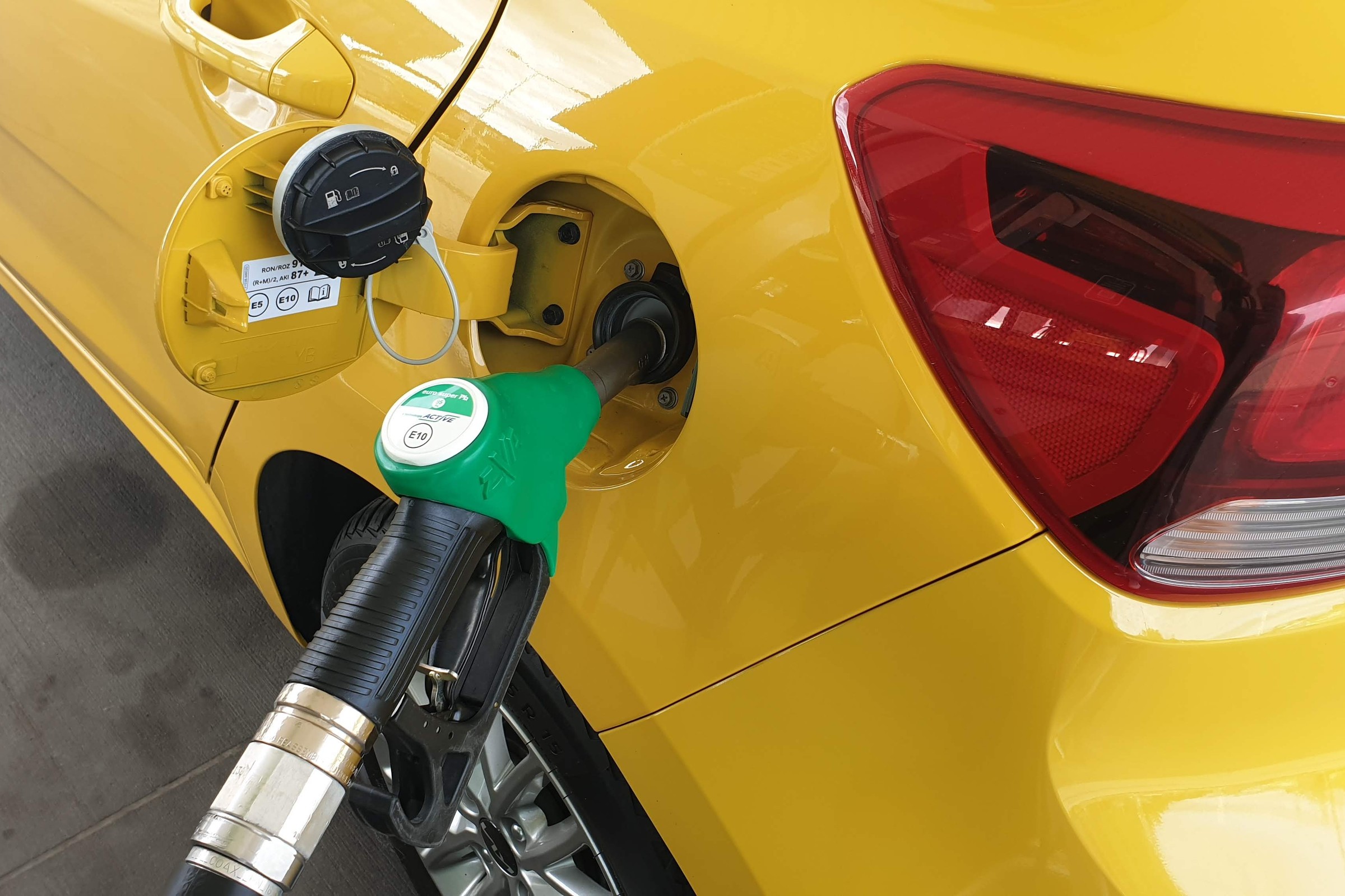 Po co przed tankowaniem lepiej dotknąć czegoś metalowego?