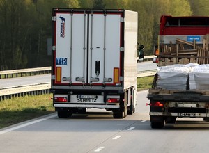 Czy podczas wyprzedzania można chwilowo przekroczyć prędkość? Przepisy są jasne