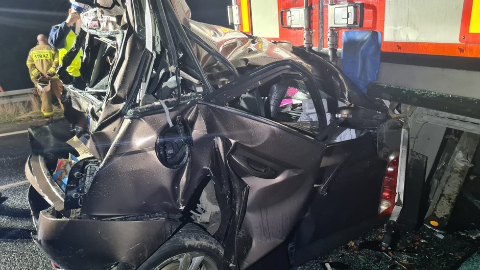 Zmiażdżona pomiędzy dwoma ciężarówkami Skoda zwinęła się w harmonijkę