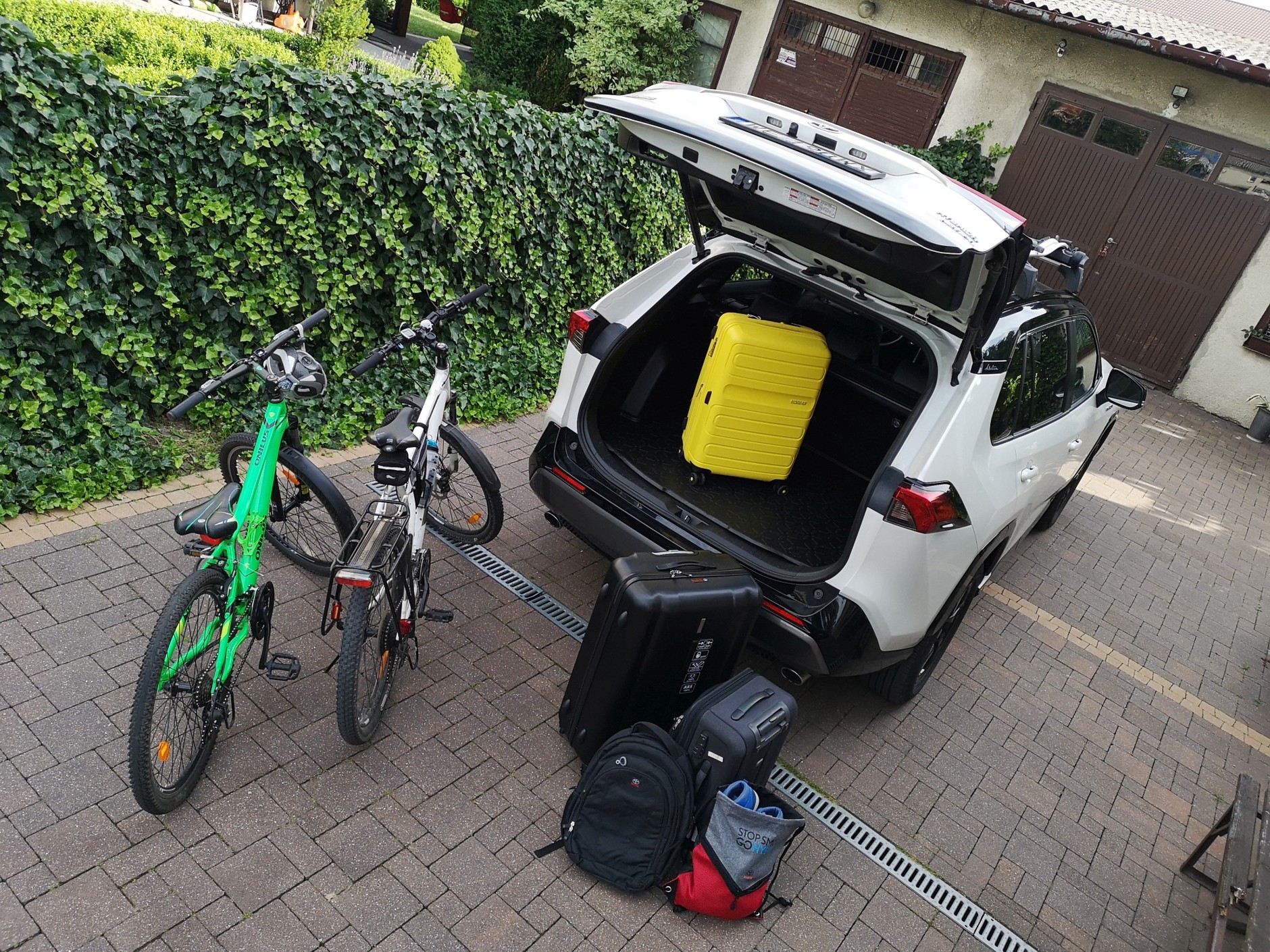 Pakowanie samochodu na wakacyjny wyjazd