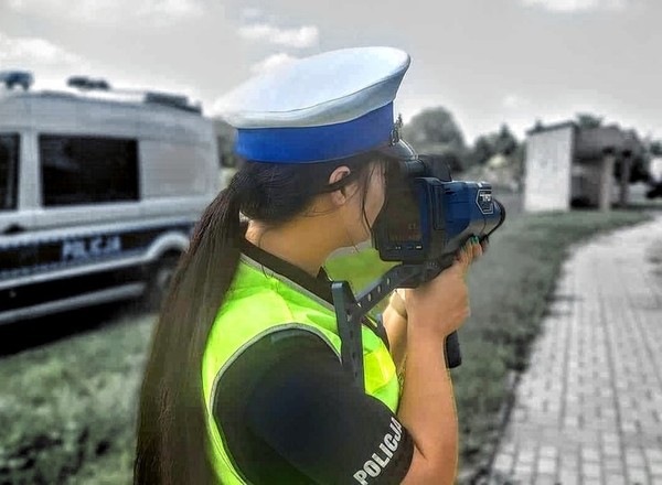 Policjanci zatrzymali kierowcę Mercedesa. Stracił prawo jazdy