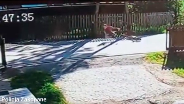 Policja pokazała nagranie z wypadku na elektrycznej hulajnodze. Nastolatek cudem uniknął tragedii