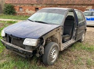 Uciekał gratem przed policją. Auto wyglądało jak wyciągnięte ze złomowiska